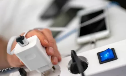 Charger Ponsel: Tidak Bisa Dibiarkan Terpasang Sepanjang Waktu