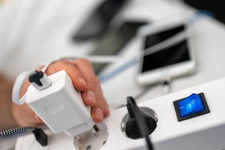 Charger Ponsel: Tidak Bisa Dibiarkan Terpasang Sepanjang Waktu