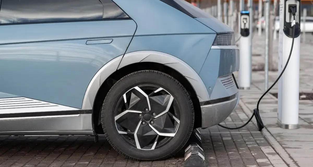 Keausan Ban Mobil Listrik: Mengapa Itu Terjadi & Apa Solusinya?