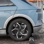 Keausan Ban Mobil Listrik: Mengapa Itu Terjadi & Apa Solusinya?