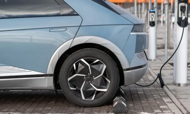 Keausan Ban Mobil Listrik: Mengapa Itu Terjadi & Apa Solusinya?