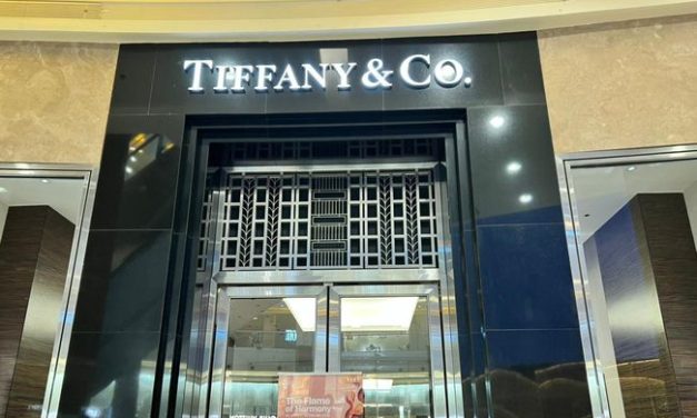 Tiffany & Co. Disegel: Apa Yang Terjadi Pada Merek Perhiasan Ini?