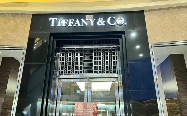 Tiffany & Co. Disegel: Apa Yang Terjadi Pada Merek Perhiasan Ini?