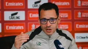 Gary Neville Ungkap Alasan Pemecatan Liam Rosenior