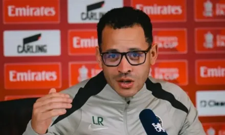 Gary Neville Ungkap Alasan Pemecatan Liam Rosenior