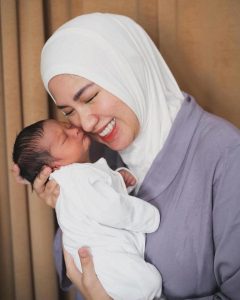 Momen Haru Ochi Rosdiana Sambut Kelahiran Anak Pertama