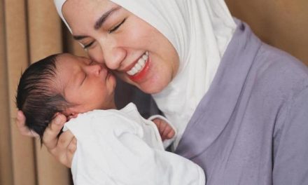 Momen Haru Ochi Rosdiana Sambut Kelahiran Anak Pertama