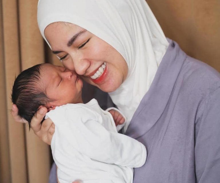 Momen Haru Ochi Rosdiana Sambut Kelahiran Anak Pertama