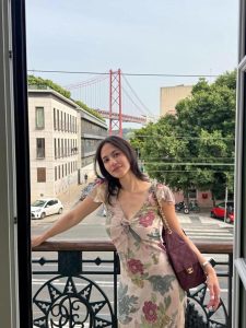Sweet Escape Di Lisbon, Gaya Santai Pevita Pearce Bareng Suami