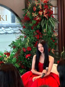 Gaya Feminin Suzy Di Event Hair Care Tuai Banyak Pujian