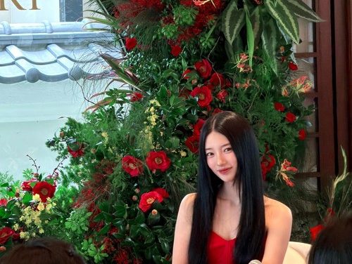 Gaya Feminin Suzy Di Event Hair Care Tuai Banyak Pujian