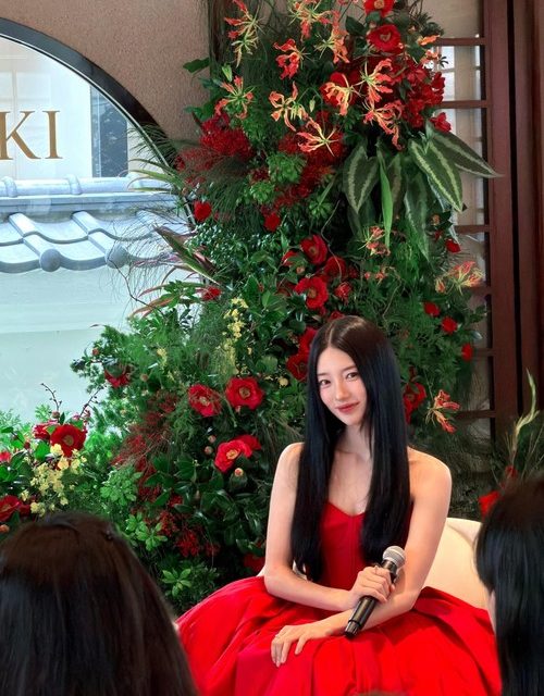 Gaya Feminin Suzy Di Event Hair Care Tuai Banyak Pujian