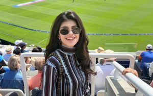 Sanjana Sanghi Jalan-Jalan Di London, Gayanya Curi Perhatian!