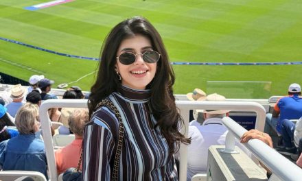 Sanjana Sanghi Jalan-Jalan Di London, Gayanya Curi Perhatian!