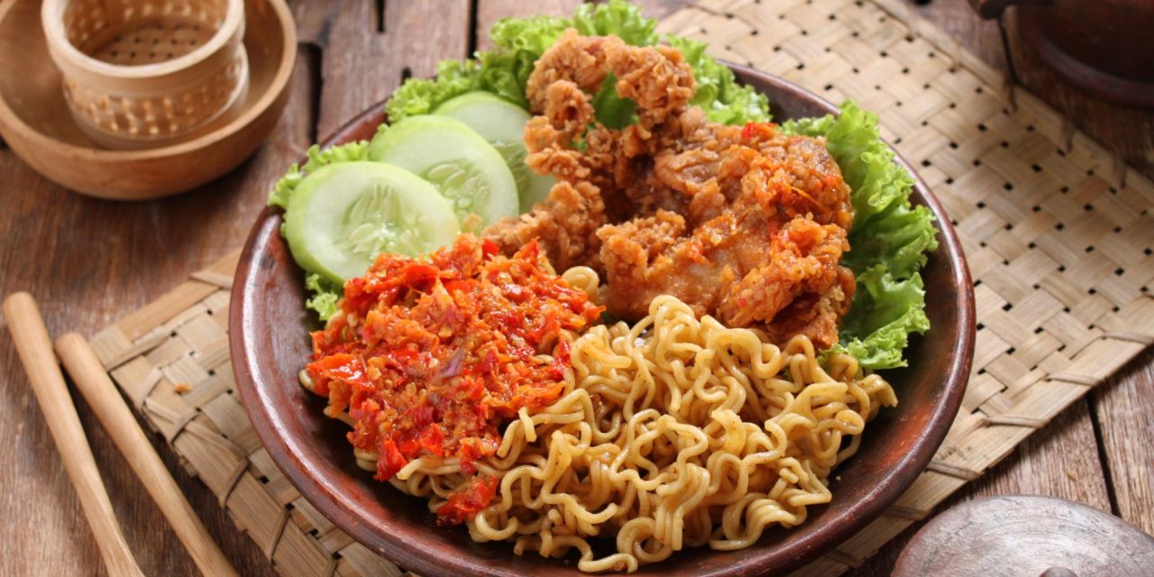 Sensasi Pedas Gurih! Mie Geprek Ayam Jadi Menu Andalan