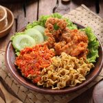 Sensasi Pedas Gurih! Mie Geprek Ayam Jadi Menu Andalan