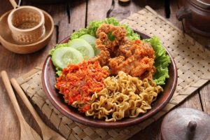 Sensasi Pedas Gurih! Mie Geprek Ayam Jadi Menu Andalan