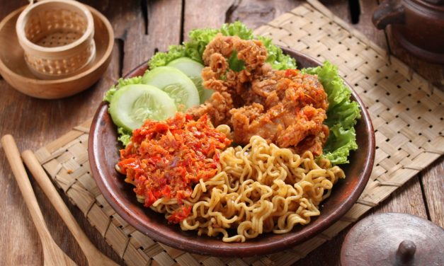 Sensasi Pedas Gurih! Mie Geprek Ayam Jadi Menu Andalan